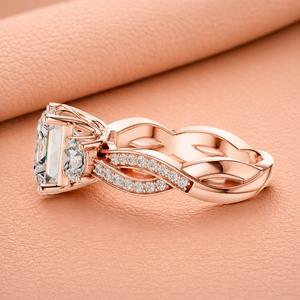 Anillo de Compromiso con Diamante Corte Princesa, Banda Trenzada en Oro Rosa, Anillo Nupcial de Lujo con Tres Piedras, Regalo de Joyería para Boda - Product Image 1