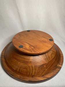 Bol de service rond en teck poli, éco-responsable, fait main, avec base sur piédestal, par Paradise Craft, pour la décoration de table à la maison - Product Image 2