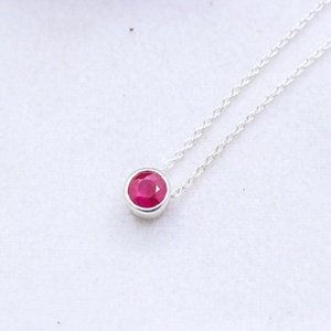Collier pendentif solitaire en argent sterling 925 massif avec rubis naturel rond facetté serti clos, bijoux fins pour femmes, vente en gros - Product Image 3