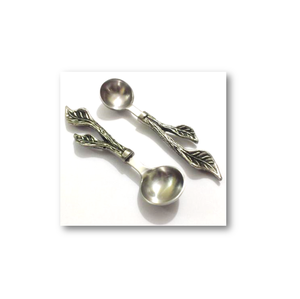 Juego de 2 Cucharas Decorativas para Condimentos con Mango de Acero Inoxidable y Diseño Vintage de Hojas y Ramas, Aptas para Lavavajillas - Product Image 1