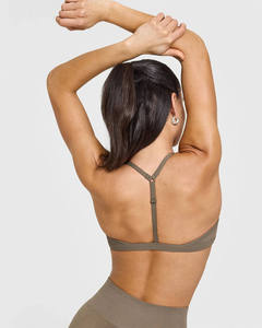 Sujetador deportivo sin costuras de alto impacto con cuello en V minimalista, logo frontal, tirantes fijos, de secado rápido y tela suave para yoga y entrenamiento. - Product Image 5