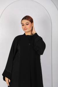 Vestido abaya negro de cobertura total con cierre frontal sencillo y delicado acabado de encaje para un estilo elegante y discreto en negro. - Product Image 5