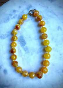 Collier artisanal personnalisé en résine noire avec perles, thème ange, bijoux, artisanat - Product Image 6