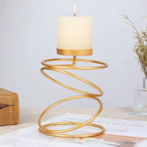 Elegante candelabro de hierro perfecto para crear un ambiente cálido en mesas, estantes y repisas. - Product Image 1