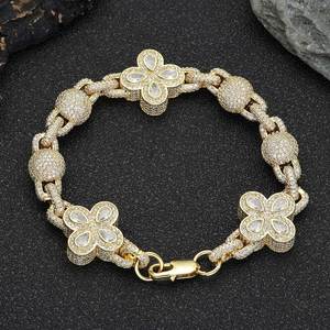 Collier de luxe en argent 925 avec chaîne à maillons floraux et motif de fleur à quatre pétales, serti de diamants cultivés en laboratoire - Product Image 4
