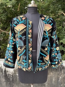 Chaqueta de Terciopelo Suzani – Abrigo Boho Bordado a Mano – Chaqueta Corta Talla Única – Ropa Étnica de Estilo Vintage – Lote al por Mayor - Product Image 3