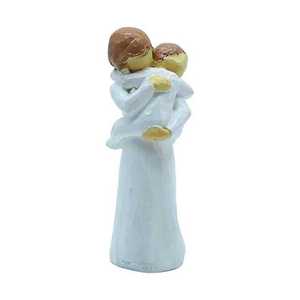 Figura de cerámica hecha a mano de madre e hijo abrazándose, decoración minimalista para bodas con suave decoración de esmalte blanco. - Product Image 5