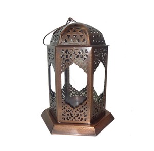Lanterne hexagonale marocaine en métal avec découpes décoratives pour la décoration de la maison - Product Image 1