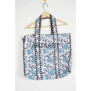 กระเป๋าช้อปปิ้งสุดสัปดาห์แบบใช้ซ้ำได้ กระเป๋าผ้าฝ้ายลายดอกไม้แบบควิลท์ กระเป๋าเดินทางค้างคืนสำหรับผู้หญิง มีช่องใส่ของและพู่ห้อย - Product Image 6