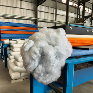 Fibre de polyester recyclée sèche solide blanche 15D SD de haute qualité, fibre GRS 100% rPet pour la fabrication de coussins, de tapis et de matelas - Product Image 1