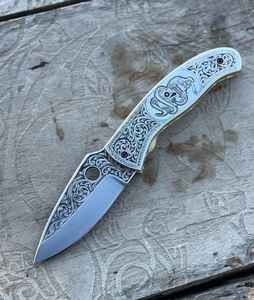 Couteau pliant artisanal de qualité industrielle supérieure en acier à haute teneur en carbone, gravé à la main, avec manche en acier inoxydable gravé, fabrication artisanale, support OEM - Product Image 1
