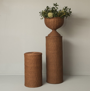 Support de plantes en rotin brun foncé, tressé, élégant et décoratif, pour plantes d'intérieur, décoration de maison, hôtel ou resort. - Product Image 2