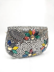 Pochette de soirée artisanale de créateur par des artisans indiens, en métal mosaïque et fer, pour les fêtes et célébrations féminines, vente d'artisanat en résine - Product Image 5