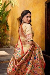 Ensemble Lehenga Choli en soie Paithani pour femmes avec tissage Zari et Batwa |   Lehenga de 4 mètres avec surpiqûres décoratives, cancan et toile - Product Image 3