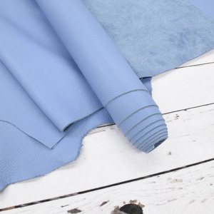 Cuero de vaca con textura granulada azul cielo, material de textura suave para la fabricación de bolsos, carteras y bolsos de mano de lujo para mujer, proyectos de artesanía. - Product Image 1