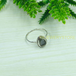 แหวนลาบราดอไรต์ทรงลูกแพร์ธรรมชาติ เงินแท้ 925 แหวนล้อมเพชรเม็ดเล็ก งานแฮนด์เมด พลอยแท้ เรียบง่าย เครื่องประดับผู้หญิง ของขวัญคริสต์มาส - Product Image 2