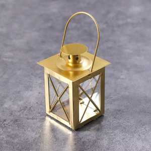 Farol Decorativo Dorado de Primera Calidad con Paneles de Vidrio y Asa Portátil - Product Image 1