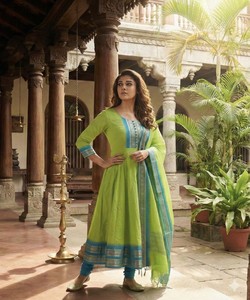 ชุดเดรสผ้าฝ้ายลายแจ็คการ์ดปักลายลูกไม้แบบดั้งเดิม พร้อมผ้าคลุมไหล่ สำหรับงานเทศกาล ราคาขายส่ง เสื้อผ้าชาติพันธุ์ สีเขียวพาร็อต - Product Image 2