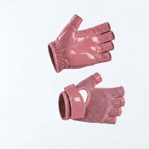 Gants de pole dance conçus pour les femmes, offrant une prise sécurisée, un confort respirant, un soutien flexible et un style élégant. - Product Image 4