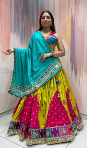 Conjunto de Chaniya Choli de seda de Bombay premium con espejo y lentejuelas, y dupatta de seda rusa bordada para mujer - Product Image 3