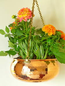 Pot de fleurs suspendu en métal martelé doré avec chaîne |   Panier à fleurs suspendu rond de luxe pour la décoration intérieure et extérieure de la maison - Product Image 3