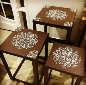 Ensemble de trois tables d'appoint multicolores vibrantes avec incrustations en os, disponibles à prix de gros pour salons polyvalents. - Product Image 3