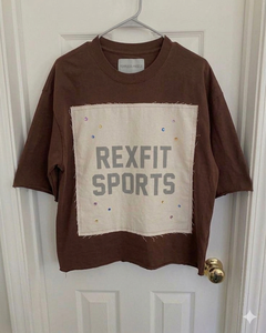 เสื้อยืดทรงบ็อกซี่ขนาดใหญ่พิเศษแบบครอปสำหรับผู้ชายและผู้หญิง ตกแต่งขอบดิบ ปักลายกราฟิกประดับเพชร ผ้าฝ้าย สไตล์สตรีทแวร์ รับผลิตแบบ OEM ODM - Product Image 5