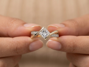 Bague de fiançailles en moissanite taille princesse 1,5 carat, or jaune 14 carats, solitaire torsadé, bague de promesse, certifiée Lurba Jewels - Product Image 6