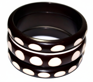 กำไลเรซิ่นแกะสลักด้วยมือระดับพรีเมียม สร้อยข้อมือผู้หญิงทันสมัย ลายจุดแกะสลัก เงางาม โดดเด่น - Product Image 3