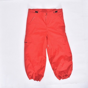 Nouvelles pantalons de neige imperméables rouge vif avec boucles de réglage de la ceinture, poches zippées, aérations, bas élastiques et guêtres chauffantes - Product Image 1