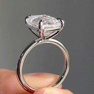 Bague de fiançailles et de mariage en or jaune 14 carats avec diamant de laboratoire taille émeraude 4 carats, certifiée IGI, de luxe, pour soirée - Product Image 3