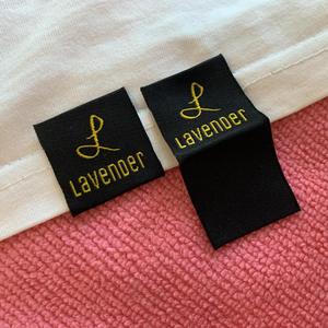 Étiquettes tissées personnalisées faites à la main avec logo, en damassé, lavables, bords découpés au laser, pli central, pour vêtements, chemises, faible MOQ - Product Image 4