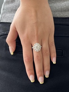 แหวนเพชรทรงรี 2 กะรัต เพาะเลี้ยงในห้องปฏิบัติการ ระดับความสะอาด E VVS1 ทองคำขาว 14K ดีไซน์วงแหวนแบบ Halo Split Shank Cathedral สำหรับผู้หญิง - Product Image 2