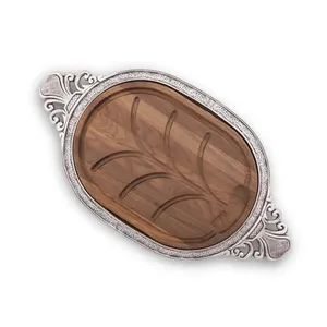 Plateau de service ovale en bois avec cadre argenté, design gravé fait main vintage pour les fêtes - Product Image 3