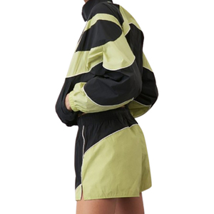 ชุดวอร์มกันลมสองชิ้นแบบมีฮู้ดและกางเกงขาสั้นสำหรับผู้หญิง  ผ้าไนลอน  ลายบล็อกสี  พร้อมโลโก้ - Product Image 2