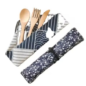 Ensemble de couverts en bois d'acacia le plus vendu avec étui en tissu à motifs - Product Image 1