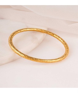Bracelet manchette en laiton plaqué or de haute qualité pour femme, finition martelée, impression personnalisée, design moderne - Prix abordable - Product Image 3