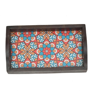 Bandeja de madera hecha a mano de gran venta con estampado floral ornamentado, plato decorativo rectangular al por mayor para pedidos a granel - Product Image 5