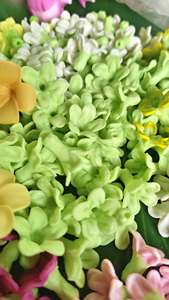 Flores de Cowslip Creeper Dok Kajorn Hechas a Mano y Personalizadas, Flores de Arcilla Tailandesa de Alta Calidad, Estilo Botánico Real, Decoración para Bodas y Festividades - Product Image 3