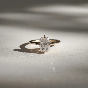 แหวนเพชรทรงคุชชั่น 1.80 กะรัต ทองคำขาว 14K ดีไซน์โมเดิร์นแบบเข็มทิศ แหวนเพชรเม็ดเดี่ยว ของขวัญสำหรับผู้หญิง เครื่องประดับ - Product Image 1