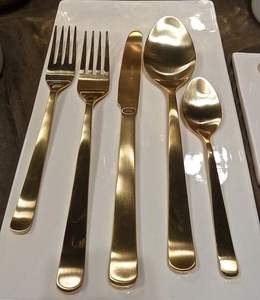 Vaisselle de table d'inspiration royale, créée pour une présence majestueuse à la table, un accueil luxueux et un impact décoratif haut de gamme pour la maison. - Product Image 3