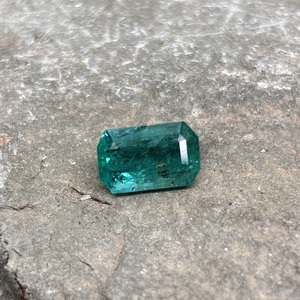 Émeraude naturelle de qualité supérieure du Zambie, 3,70 carats, vert intense, pierre facettée non montée pour la fabrication de bijoux - Product Image 2
