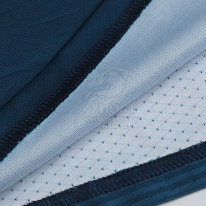 Uniforme de fútbol ligero y duradero hecho de poliéster y tela de malla, adecuado para partidos competitivos y práctica diaria. - Product Image 5