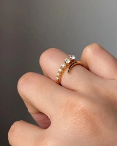 Anillo de boda de oro macizo de 14k con diamante cultivado en laboratorio de corte redondo y abertura, anillo de boda para mujer con engaste cruzado, anillo apilable tipo brazalete - Product Image 1