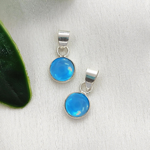 Cabujón de Topacio Azul Londres de 7mm con Bisel Redondo, Hecho a Mano, con Engaste y Anilla para Joyería de Plata - Product Image 1