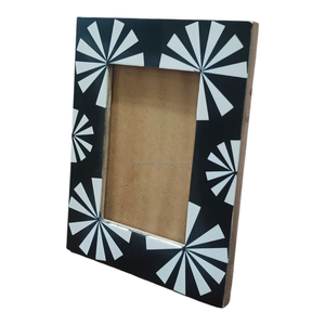 Cadre photo moderne haut de gamme fait main en MDF 6x4 pouces, écologique, avec incrustation de résine motif pétale noir ivoire, décoration artistique de table pour la maison - Product Image 2