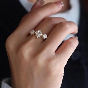 แหวนหมั้นมอยส์ซาไนต์ทรงไคท์คัท ทอง 14k แหวนสามเม็ด แหวนสัญญา แหวนแบบไม่ซ้ำใคร แหวนขอแต่งงาน แหวนทำมือ - Product Image 2