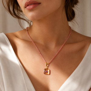 Collier artisanal rose à facettes pour femme avec pendentif carré en cristal et fermoir doré – Bijou classique pour soirée - Product Image 2