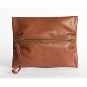 Pochette en cuir de qualité supérieure, artisanale, minimaliste, avec dragonne |   Organisateur et pochette à maquillage en cuir de vache véritable en gros - Product Image 1