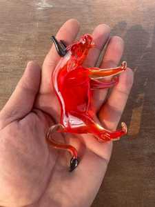 Figurine de taureau en verre artisanal, sculpture animale en cristal rouge, art contemporain, décoration de table, décoration de salon - Product Image 4